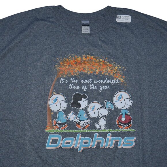 Miami Dolphins T-Shirt Men's Size 5XL Peanuts Snoopy Gang Fall Ball Football NEW - Picture 1 of 4